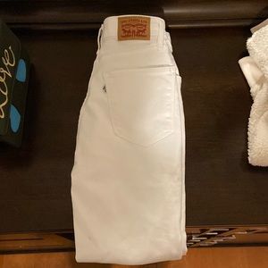 Like new Levi’s. White 721 High rise Size 24